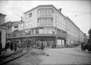 Hörnhuset på Vaksalagatan 14 omkring 1939.  Foto: Paul Sandberg