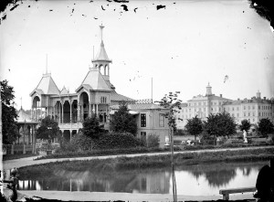 Flustret omkring 1870-1880. I bakgrunden Akademiska sjukhusets huvudbyggnad.  Foto: Henri Osti