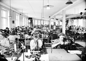 Arbete på Hästens skofabrik, 1943. Foto: Axel Sagerholm